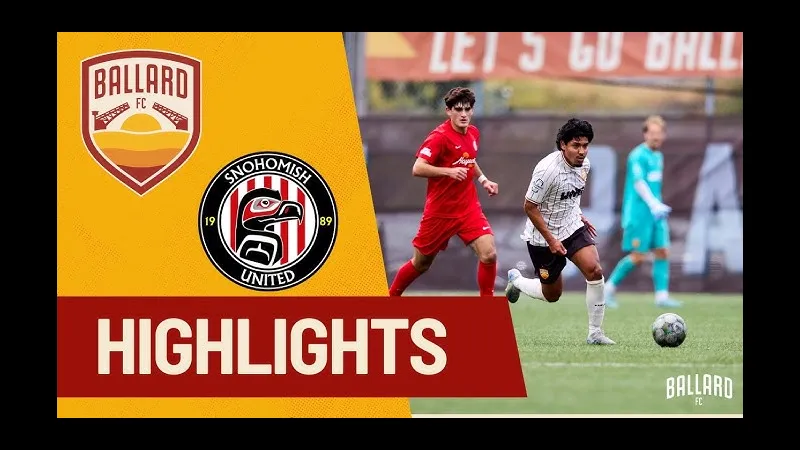 Cầu thủ của Ballard và Snohomish United đang tranh chấp quả bóng Cầu thủ của Ballard và Snohomish United đang tranh chấp quả bóng
