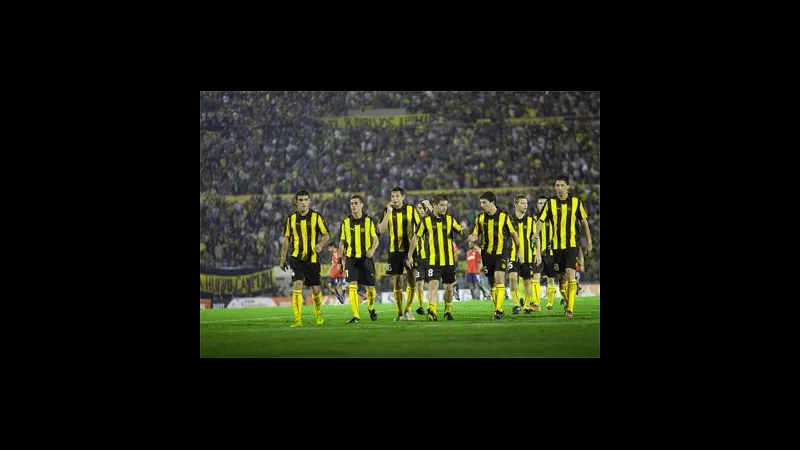 Cầu thủ Racing Montevideo và Penarol đang tranh chấp bóng trên sân Cầu thủ Racing Montevideo và Penarol đang tranh chấp bóng trên sân