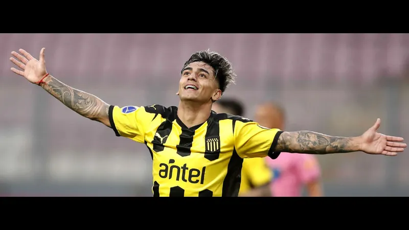 Cầu thủ Racing Montevideo và Penarol đấu tranh gay gắt trên sân Cầu thủ Racing Montevideo và Penarol đấu tranh gay gắt trên sân