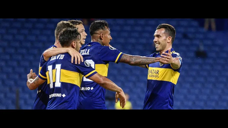 Hai cầu thủ Racing Montevideo và Penarol tranh chấp quả bóng trên sân Hai cầu thủ Racing Montevideo và Penarol tranh chấp quả bóng trên sân