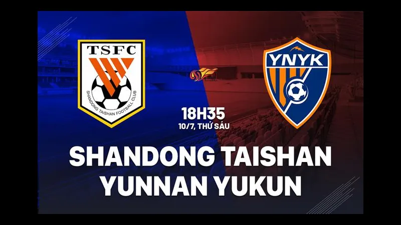 Cầu thủ Shandong Taishan và Yunnan Yukun tranh chấp bóng trên sân cỏ Cầu thủ Shandong Taishan và Yunnan Yukun tranh chấp bóng trên sân cỏ