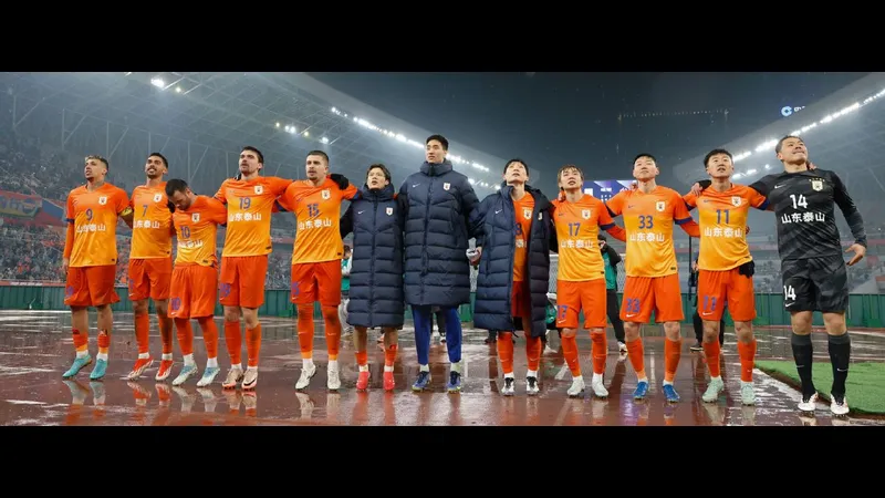 Cầu thủ Shandong Taishan nỗ lực giữ bóng trước Yunnan Yukun Cầu thủ Shandong Taishan nỗ lực giữ bóng trước Yunnan Yukun