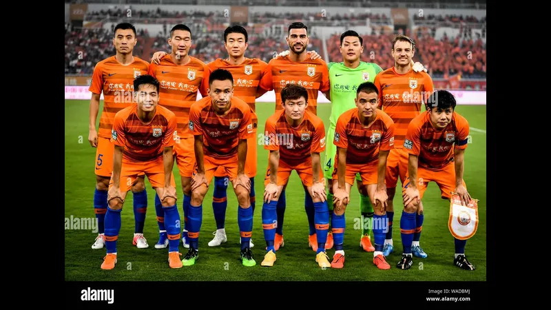 Cầu thủ Shandong Taishan và Yunnan Yukun đối đầu trên sân cỏ Cầu thủ Shandong Taishan và Yunnan Yukun đối đầu trên sân cỏ