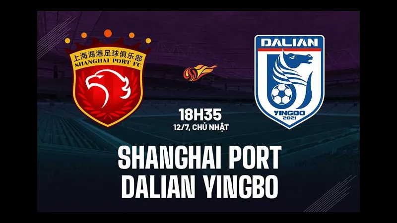 Cầu thủ Shanghai Port và Dalian Yingbo đối đầu trên sân Cầu thủ Shanghai Port và Dalian Yingbo đối đầu trên sân