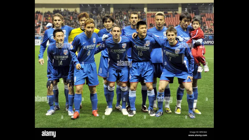 Cầu thủ Shanghai Shenhua dốc hết sức vượt qua hàng phòng ngự của Beijing Guoan. Cầu thủ Shanghai Shenhua dốc hết sức vượt qua hàng phòng ngự của Beijing Guoan.