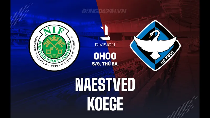 Cầu thủ Varnamo và Naestved tranh chấp quả bóng trên sân cỏ Cầu thủ Varnamo và Naestved tranh chấp quả bóng trên sân cỏ